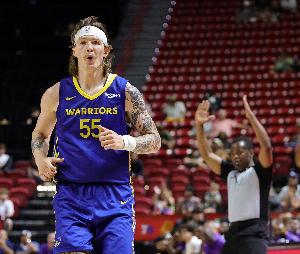 百步穿杨！马德森16分钟12中7高效贡献22分2断 三分10中6