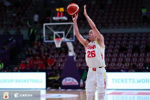 优质3D！朱俊龙攻防建树 半场三分3中2得到6分1助攻