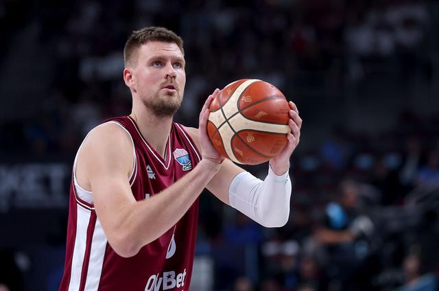 华体会体育-苦苦支撑！波尔津吉斯首节7投3中&amp;amp;三分4中2 得到10分2板1帽