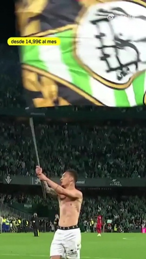 华体会官网-贝蒂斯战胜塞维利亚后，安东尼挥舞旗帜与球迷一起庆祝